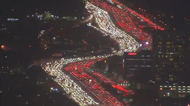thousands-of-cars-seen-jammed-up-on-california-motorway-twitter-abc7-161123-00-00-00-00-still001-1479958477648-1-0-496-960-crop-1479958595703-1479972733954-crop1479972827330p